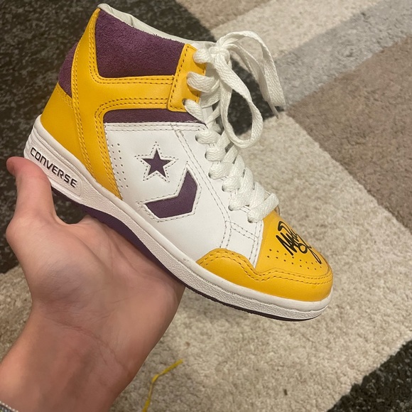 Magic Johnson signed shoe - Picture 1 of 7